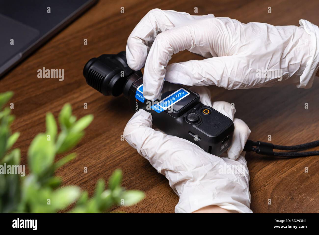 Poznan, Polen – 16. Oktober 2025: DJI Osmo Pocket 3 Kamera mit Handschuhen sorgfältig behandelt, um die sensitiv zu schützen Stockfoto