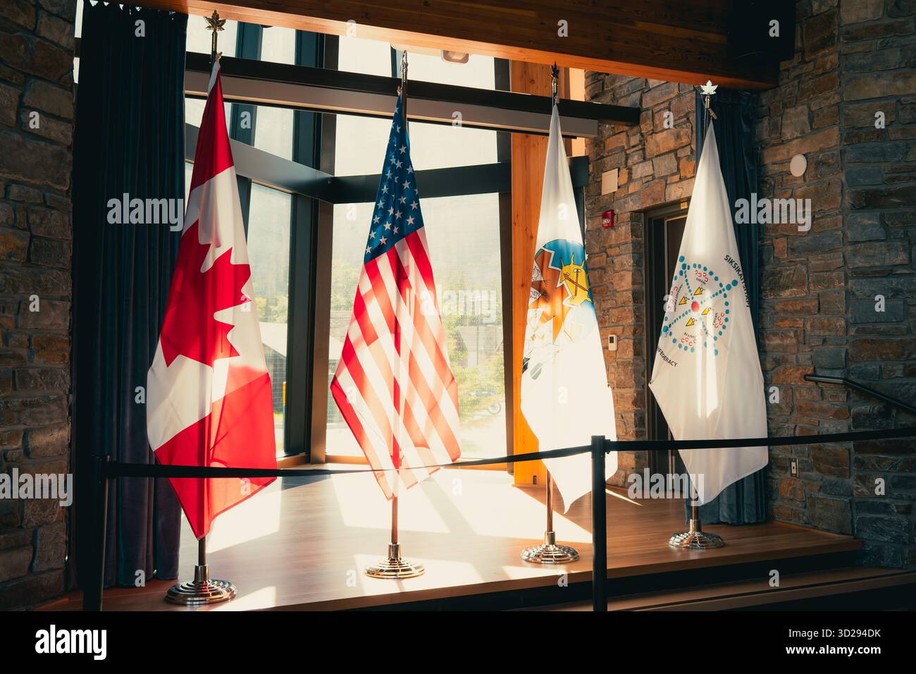Eine Ausstellung von nationalen und kulturellen Flaggen in einem Innenbereich auf einer Bühne. Waterton, ab Stockfoto