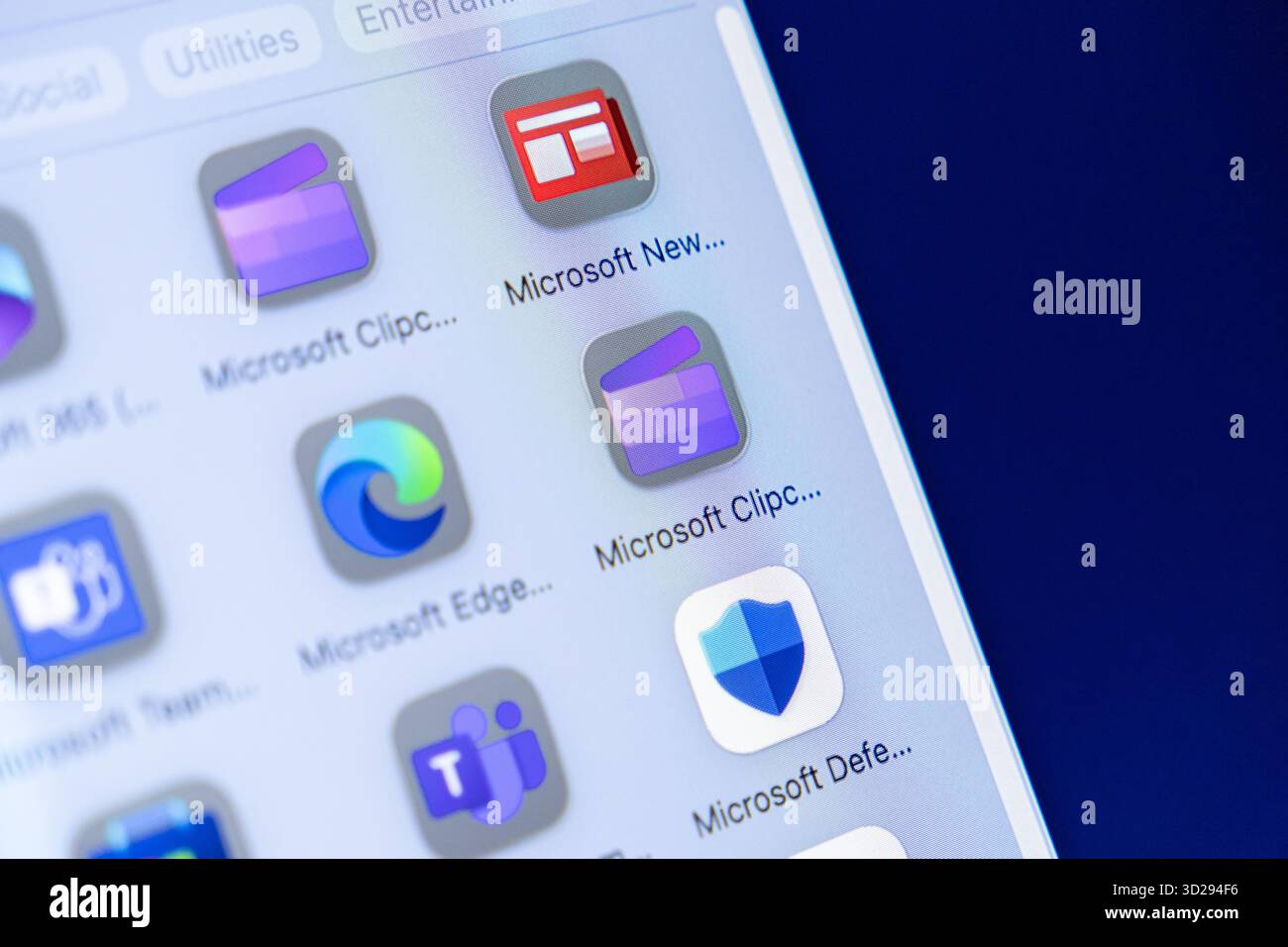 Posen, Polen – 16. Oktober 2025: Eine detaillierte Ansicht des Smartphone-Bildschirms mit Microsoft Apps Clipchamp, News, Edge und Defender, zentral für Daily d Stockfoto