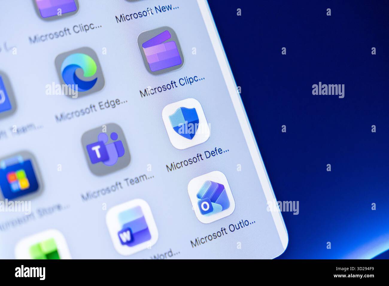 Posen, Polen – 16. Oktober 2025: Mobiler Bildschirm mit Microsoft Edge-, Defender-, Teams- und Outlook-Apps, unterstützt digitales Arbeiten und modernes Cybe Stockfoto
