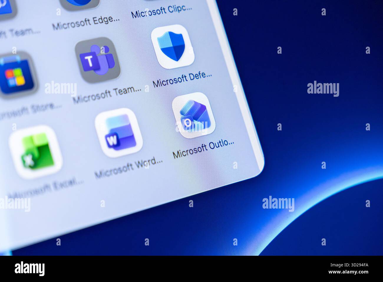 Posen, Polen – 16. Oktober 2025: Microsoft Outlook-App mit Teams und Word, auf einem digitalen Bildschirm dargestellt, die die Funktionen der Microsoft 365 Suite demonstriert Stockfoto