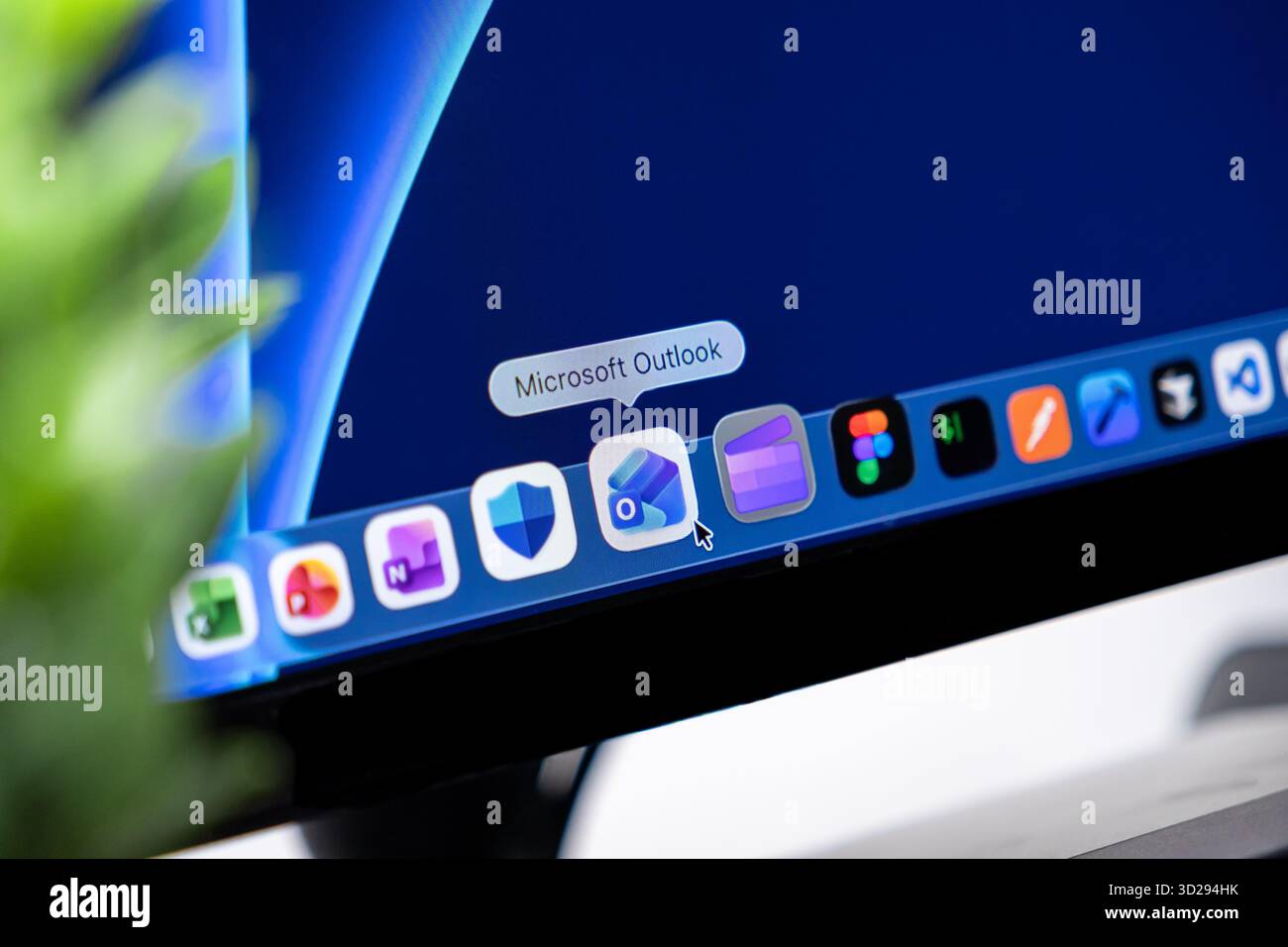 Posen, Polen – 16. Oktober 2025: Microsoft Outlook-Symbol auf dem Bildschirm, das seine entscheidende Rolle bei der E-Mail-Verwaltung, im Kalender und bei der täglichen digitalen E-Mail-Verwaltung unterstreicht Stockfoto
