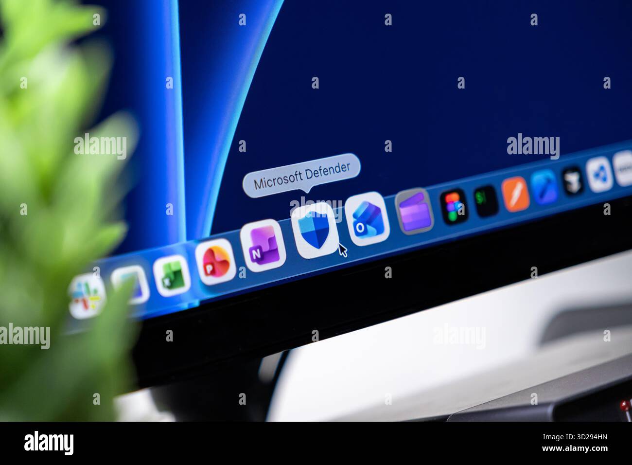 Posen, Polen – 16. Oktober 2025: Symbol der Microsoft Defender-Anwendung in einem Computerdock, das einen umfassenden Virenschutz und digitalen Schutz symbolisiert Stockfoto