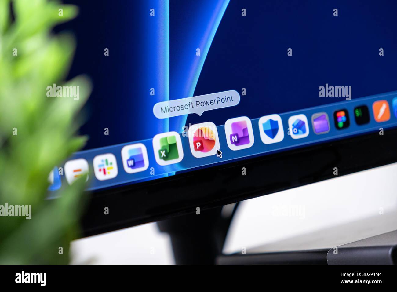 Posen, Polen – 16. Oktober 2025: Microsoft PowerPoint, App-Symbol auf dem Display, Cursor bewegt sich mit der Maus und spiegelt die wichtige Rolle für die professionelle Präsentation wider Stockfoto