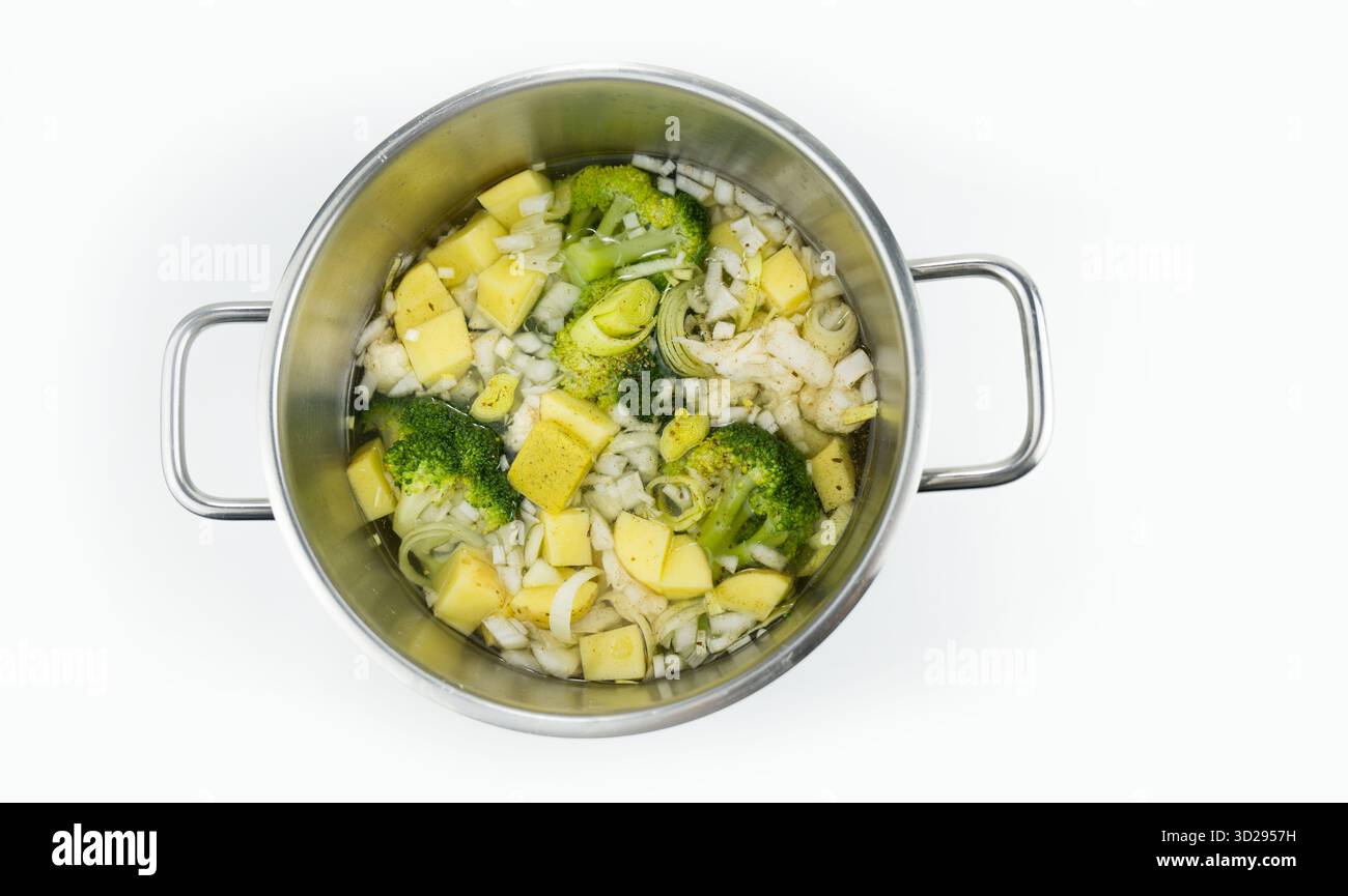 Brokkoli und Kartoffeln rohe Zutaten im Topf zum Kochen vorbereiten Stockfoto