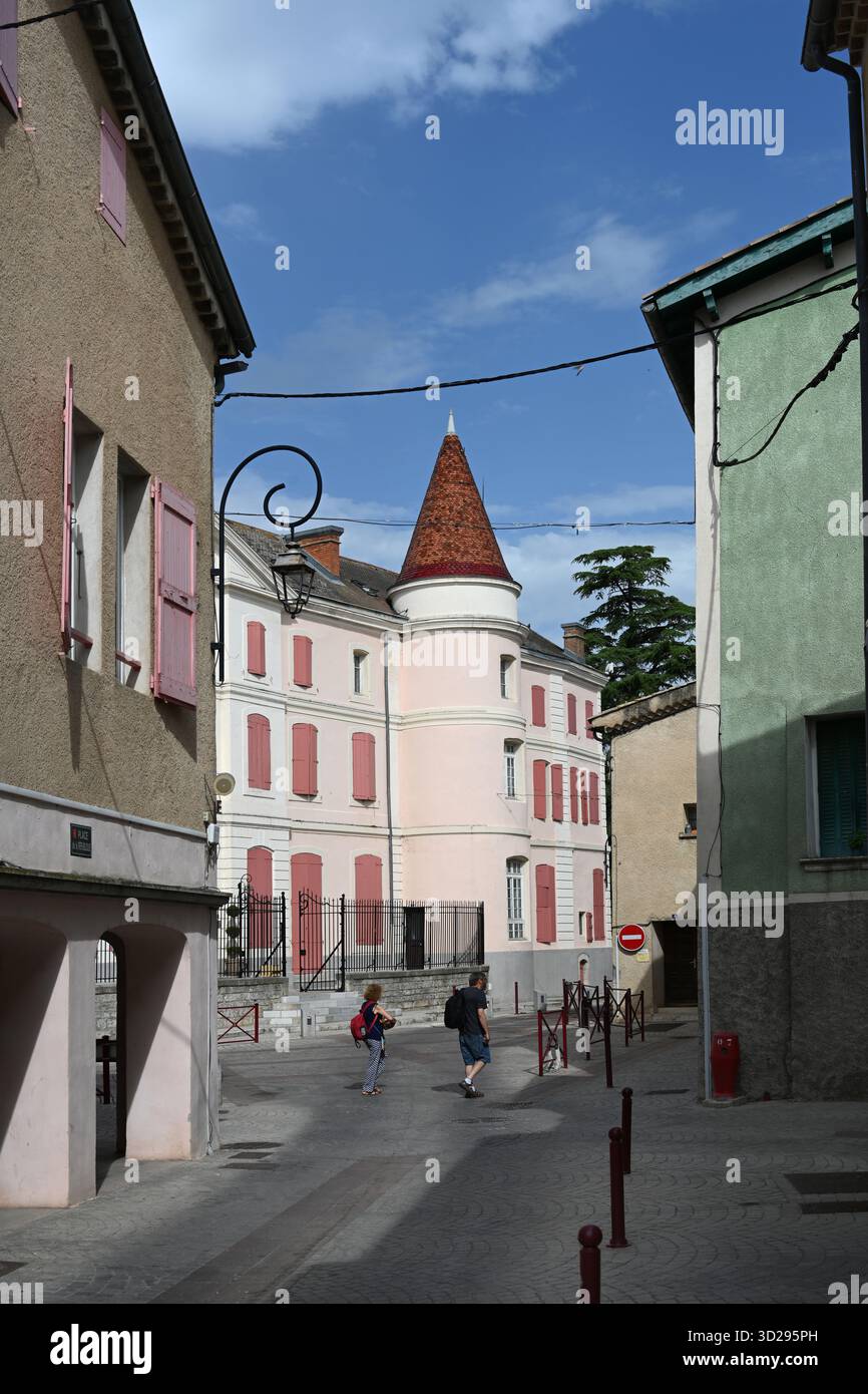 Ein paar Touristen mit Rucksäcken in den engen Straßen und Malijai Chateau, Malijai, Alpes-de-Haute-Provence Frankreich Stockfoto
