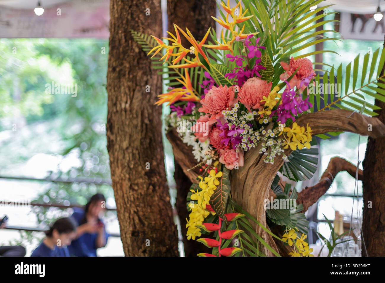 Eine Vielzahl von Blumensträußen in verschiedenen Farben, die als Dekoration für Veranstaltungen verwendet werden, sind schön und hell bei Veranstaltungen, mit Platz für Nachrichten. Stockfoto