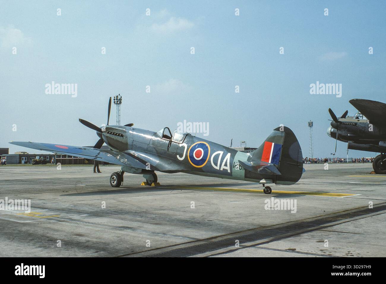 Das Oldtimer-Kampfflugzeug Supermarine Spitfire wurde von R J Mitchell entworfen und von Rolls Royce Merlin angetrieben, fotografiert hier 1977 im RAF Valley in Anglesey, Nordwales, Großbritannien Stockfoto