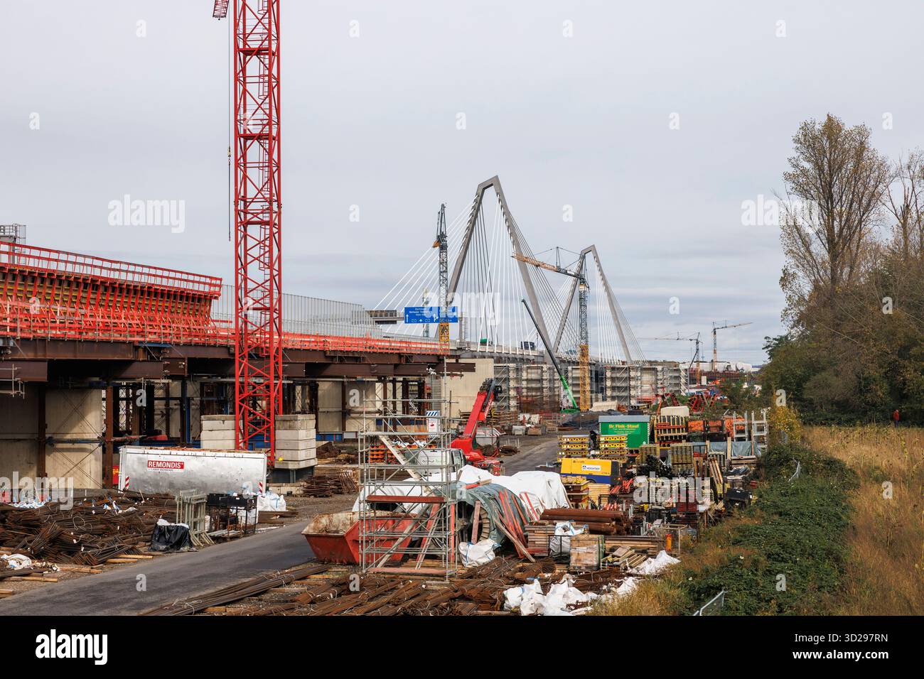 Baustelle des zweiten Teils der neuen Rheinbrücke der Autobahn A1 zwischen Köln und Leverkusen, Köln. 29.10.2025 Bau Stockfoto