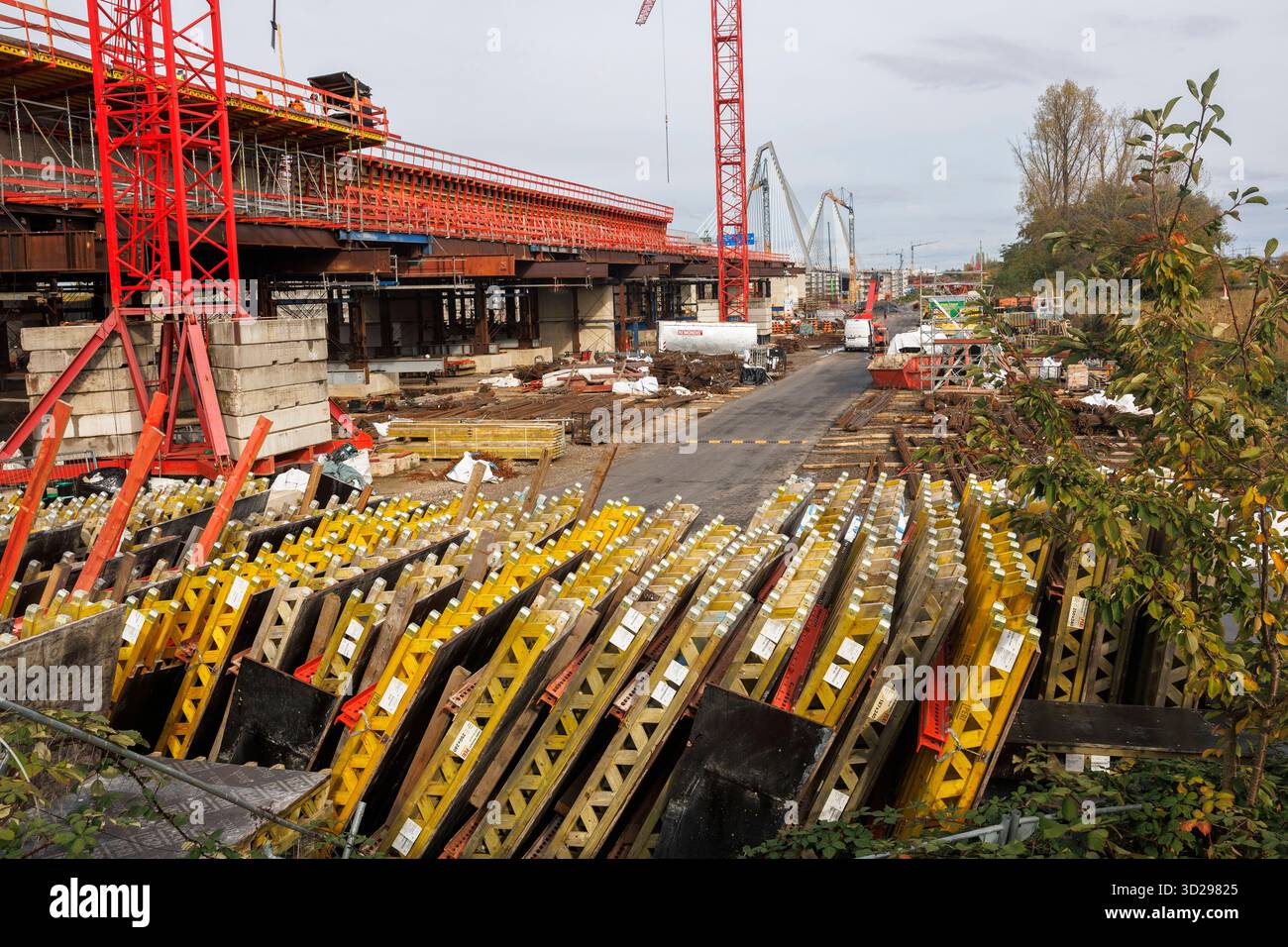 Baustelle des zweiten Teils der neuen Rheinbrücke der Autobahn A1 zwischen Köln und Leverkusen, Peri Vario Standard Schalungsele Stockfoto