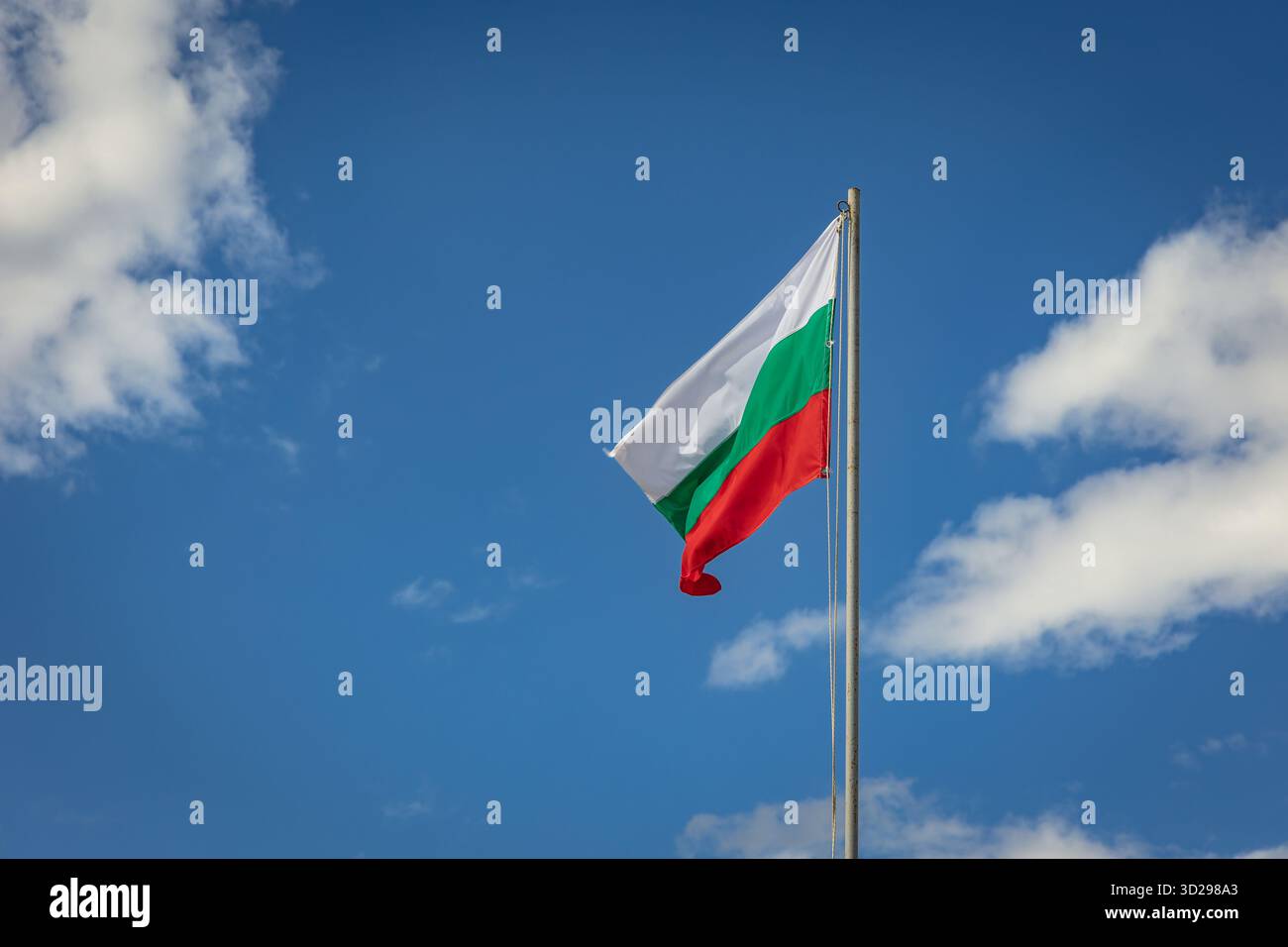 Bulgarische Flagge im Ferienort Nesebar an der Schwarzmeerküste, in der Provinz Burgas, Bulgarien Stockfoto