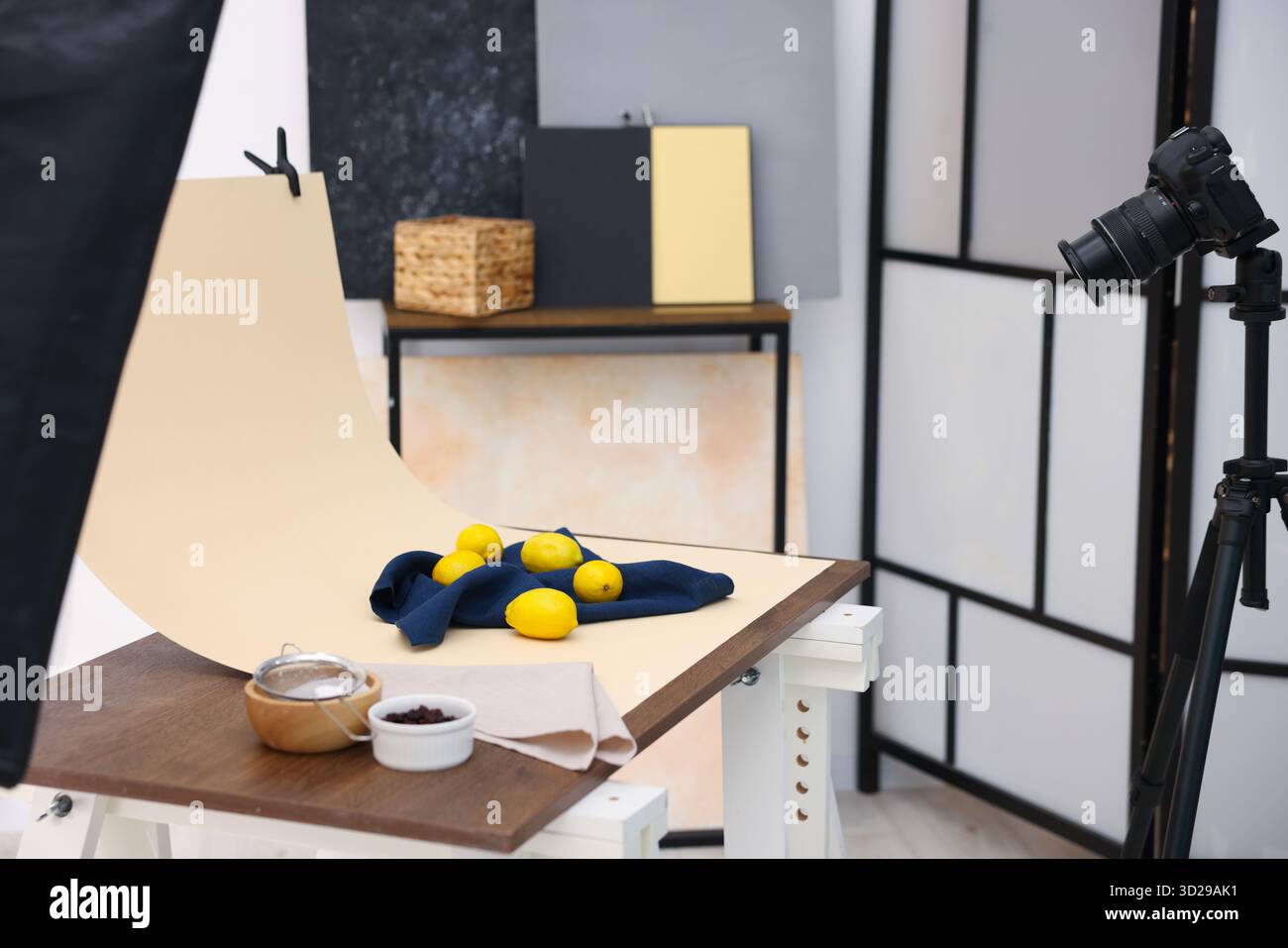 Aufnahmen frischer Zitronen mit der Kamera im Studio. Professionelle Lebensmittelfotografie Stockfoto