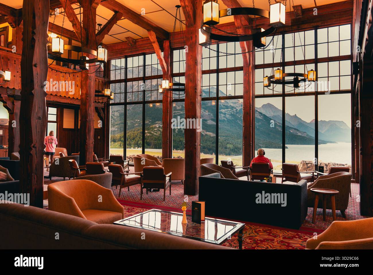 Prince of Wales, Waterton, ab, Kanada - 08.11.2025: Geräumige Lodge-Innenausstattung mit atemberaubendem Bergblick, perfekte Entspannung. Waterton, ab Stockfoto