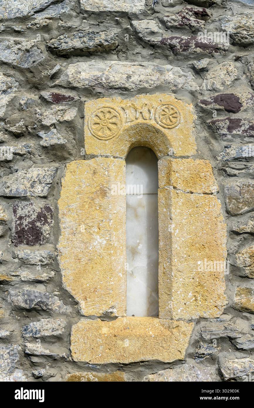 Traditionelle Steinhäuser im Valle de Pineta, umgeben von einem Hügel mit herbstlichen Farben und malerischem Charme. Stockfoto