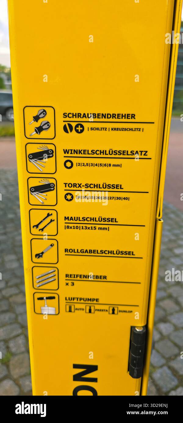 Belin, Deutschland - 30. Mai 2025: Auf der Werkzeugstation werden verschiedene Werkzeuge und Anleitungen zur Benutzerführung und Bequemlichkeit angezeigt. Krankenhaus - Smartphone-aufgenommenes Stockfoto