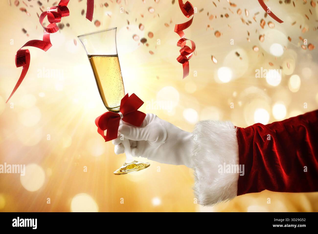 Silvester-Dinner-Konzept mit der Hand des Weihnachtsmanns, die ein Glas Sekt auf einem Hintergrund mit goldenem Bokeh hält Stockfoto