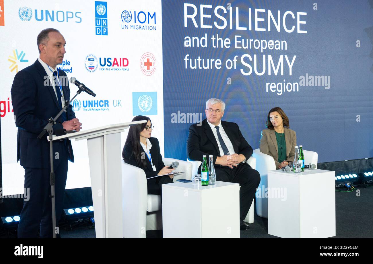 Oleh Hryhorov, Leiter der regionalen Militärverwaltung Sumy, Moderator, Journalist, Kommunikationsspezialist, Autor des Projekts Brücken der Ukraine und Mitbegründer der Bürgerinitiative Holka Marharyta Sytnyk, Außenminister der Ukraine Andrii Sybiha, und der stellvertretende Premierminister und Minister für auswärtige und europäische Angelegenheiten der Republik Slowenien Tanja Fajon (L-R) nehmen an der Eröffnung der internationalen Konferenz Resilience and European Future of Sumy Region teil, die organisiert wurde, um die Stärkung der Resilienz der ukrainischen Grenzregionen während des Krieges und der Nachkriegszeit zu erörtern Stockfoto