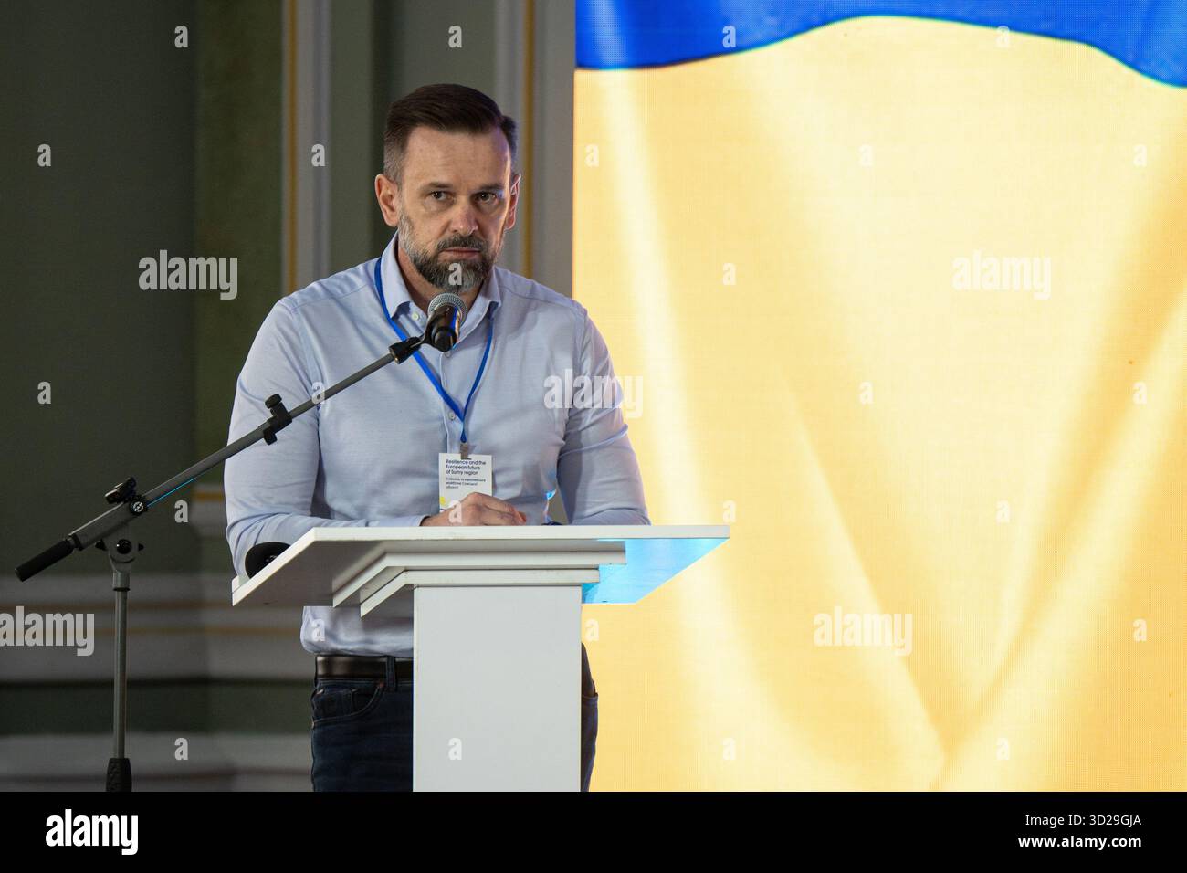 Viktor Mykyta, stellvertretender Leiter des Büros des ukrainischen Präsidenten, spricht bei der Eröffnung der internationalen Konferenz Resilienz und europäische Zukunft der Region Sumy, die organisiert wurde, um die Stärkung der Resilienz der ukrainischen Grenzregionen während des Krieges und des Wiederaufbaus nach dem Krieg in Kiew, Ukraine, am 30. Oktober 2025 (Foto: Danylo Antoniuk/Ukrinform) Stockfoto