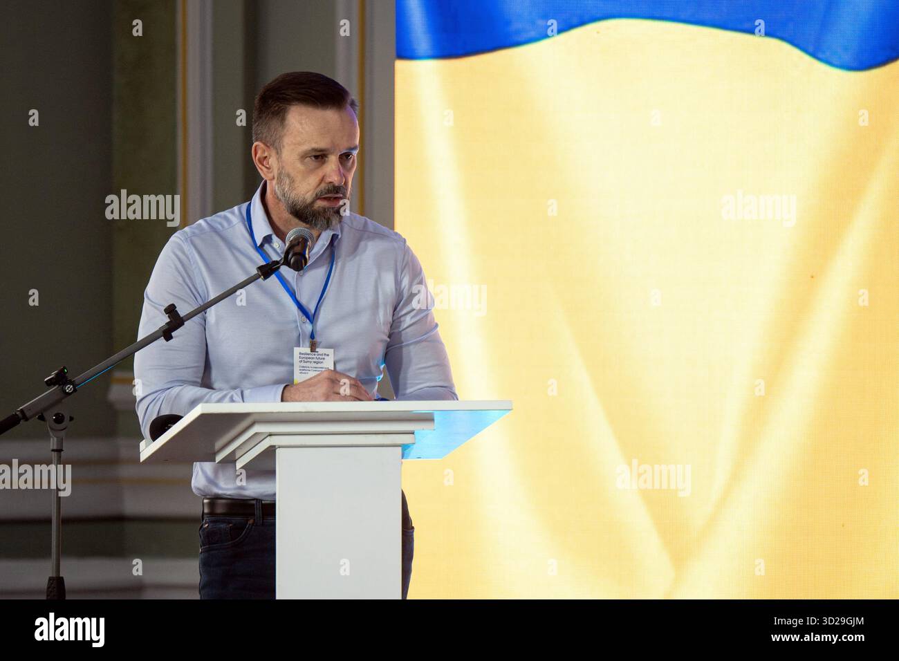 Viktor Mykyta, stellvertretender Leiter des Büros des ukrainischen Präsidenten, spricht bei der Eröffnung der internationalen Konferenz Resilienz und europäische Zukunft der Region Sumy, die organisiert wurde, um die Stärkung der Resilienz der ukrainischen Grenzregionen während des Krieges und des Wiederaufbaus nach dem Krieg in Kiew, Ukraine, am 30. Oktober 2025 (Foto: Danylo Antoniuk/Ukrinform) Stockfoto