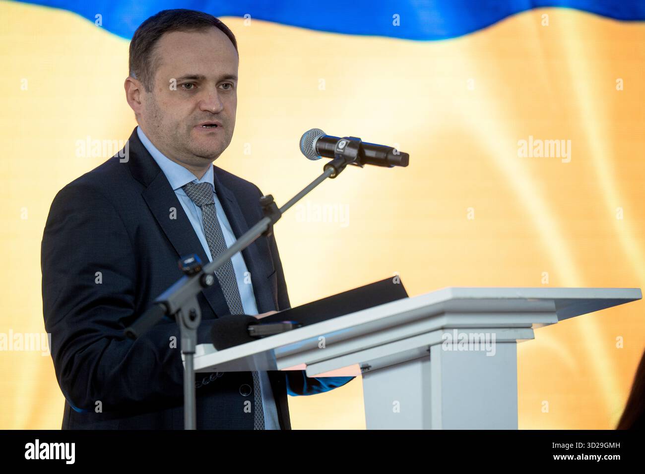 Der stellvertretende Premierminister für den Wiederaufbau der Ukraine und der Minister für die Entwicklung der Gemeinschaften und Gebiete der Ukraine Oleksii Kuleba spricht bei der Eröffnung der internationalen Konferenz Resilience and European Future of Sumy Region, die am 30. Oktober 2025 organisiert wurde, um die Stärkung der Resilienz der ukrainischen Grenzregionen während des Krieges und der Erholung der Nachkriegszeit in Kiew, Ukraine, zu erörtern (Foto: Danylo Antoniuk/Ukrinform) Stockfoto