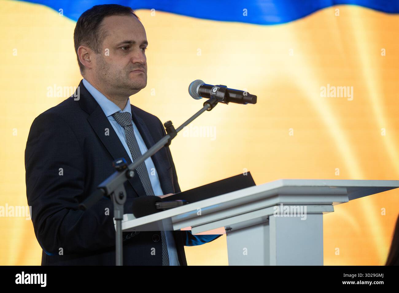 Der stellvertretende Premierminister für den Wiederaufbau der Ukraine und der Minister für die Entwicklung der Gemeinschaften und Gebiete der Ukraine Oleksii Kuleba spricht bei der Eröffnung der internationalen Konferenz Resilience and European Future of Sumy Region, die am 30. Oktober 2025 organisiert wurde, um die Stärkung der Resilienz der ukrainischen Grenzregionen während des Krieges und der Erholung der Nachkriegszeit in Kiew, Ukraine, zu erörtern (Foto: Danylo Antoniuk/Ukrinform) Stockfoto