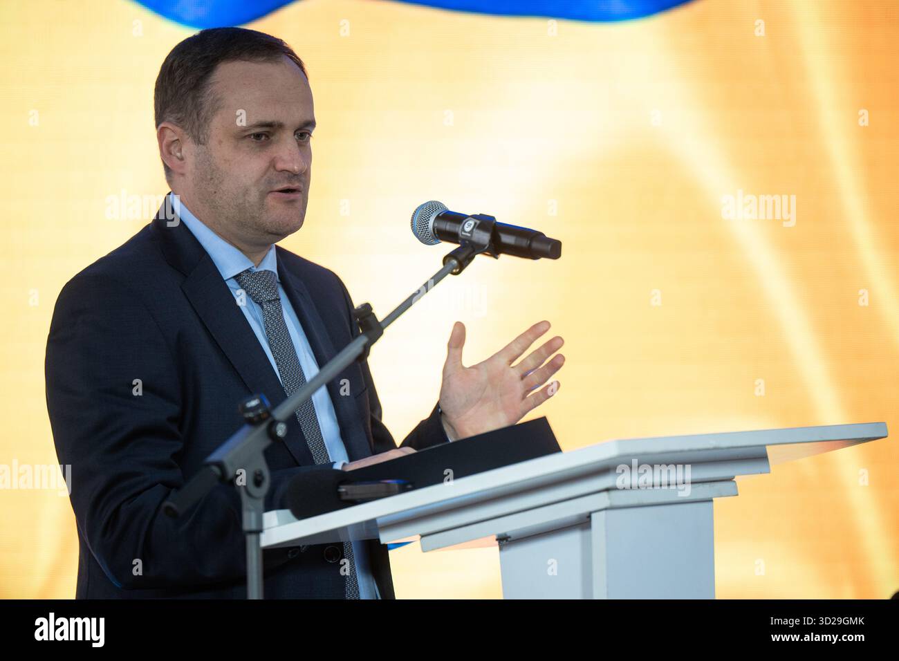 Der stellvertretende Premierminister für den Wiederaufbau der Ukraine und der Minister für die Entwicklung der Gemeinschaften und Gebiete der Ukraine Oleksii Kuleba spricht bei der Eröffnung der internationalen Konferenz Resilience and European Future of Sumy Region, die am 30. Oktober 2025 organisiert wurde, um die Stärkung der Resilienz der ukrainischen Grenzregionen während des Krieges und der Erholung der Nachkriegszeit in Kiew, Ukraine, zu erörtern (Foto: Danylo Antoniuk/Ukrinform) Stockfoto