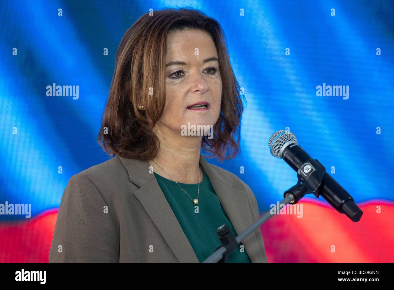 Der stellvertretende Premierminister und Minister für auswärtige und europäische Angelegenheiten der Republik Slowenien Tanja Fajon spricht bei der Eröffnung der internationalen Konferenz „Resilienz und europäische Zukunft der Region Sumy“, die am 30. Oktober 2025 organisiert wurde, um Möglichkeiten zur Stärkung der Resilienz der Grenzregionen der Ukraine während des Krieges und der Erholung der Nachkriegszeit in Kiew, Ukraine, zu erörtern (Foto: Danylo Antoniuk/Ukrinform) Stockfoto
