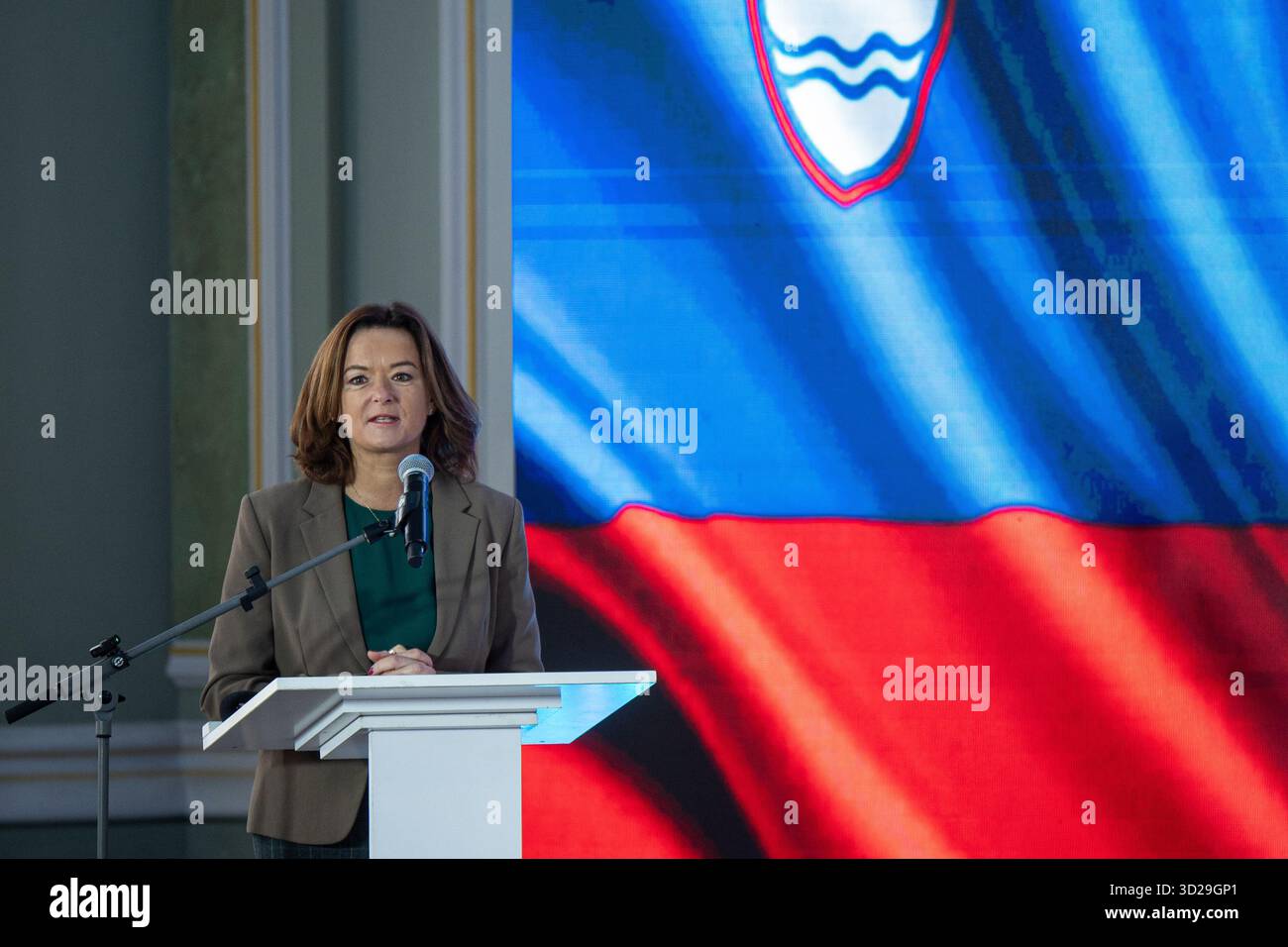 Der stellvertretende Premierminister und Minister für auswärtige und europäische Angelegenheiten der Republik Slowenien Tanja Fajon spricht bei der Eröffnung der internationalen Konferenz „Resilienz und europäische Zukunft der Region Sumy“, die am 30. Oktober 2025 organisiert wurde, um Möglichkeiten zur Stärkung der Resilienz der Grenzregionen der Ukraine während des Krieges und der Erholung der Nachkriegszeit in Kiew, Ukraine, zu erörtern (Foto: Danylo Antoniuk/Ukrinform) Stockfoto