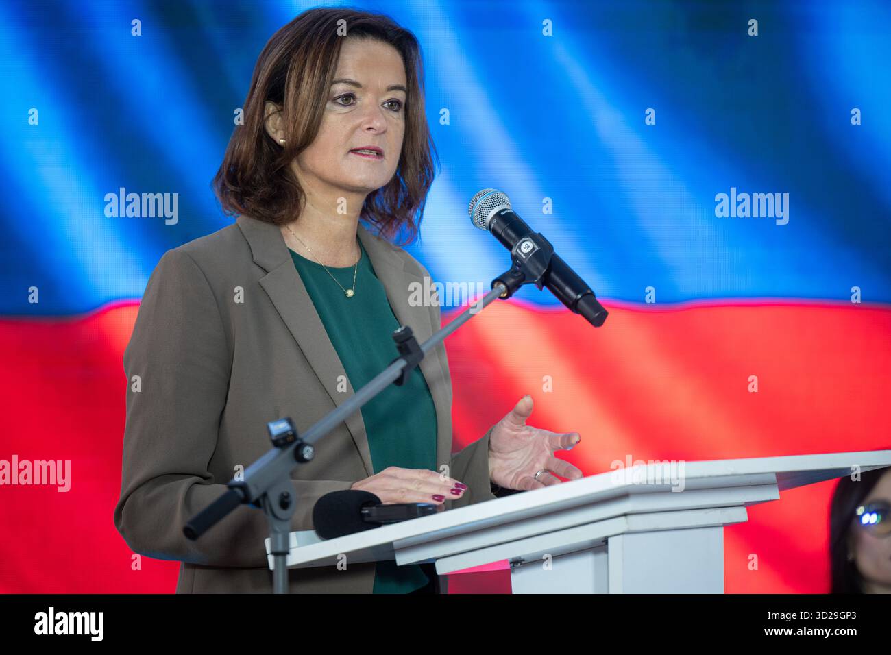 Der stellvertretende Premierminister und Minister für auswärtige und europäische Angelegenheiten der Republik Slowenien Tanja Fajon spricht bei der Eröffnung der internationalen Konferenz „Resilienz und europäische Zukunft der Region Sumy“, die am 30. Oktober 2025 organisiert wurde, um Möglichkeiten zur Stärkung der Resilienz der Grenzregionen der Ukraine während des Krieges und der Erholung der Nachkriegszeit in Kiew, Ukraine, zu erörtern (Foto: Danylo Antoniuk/Ukrinform) Stockfoto