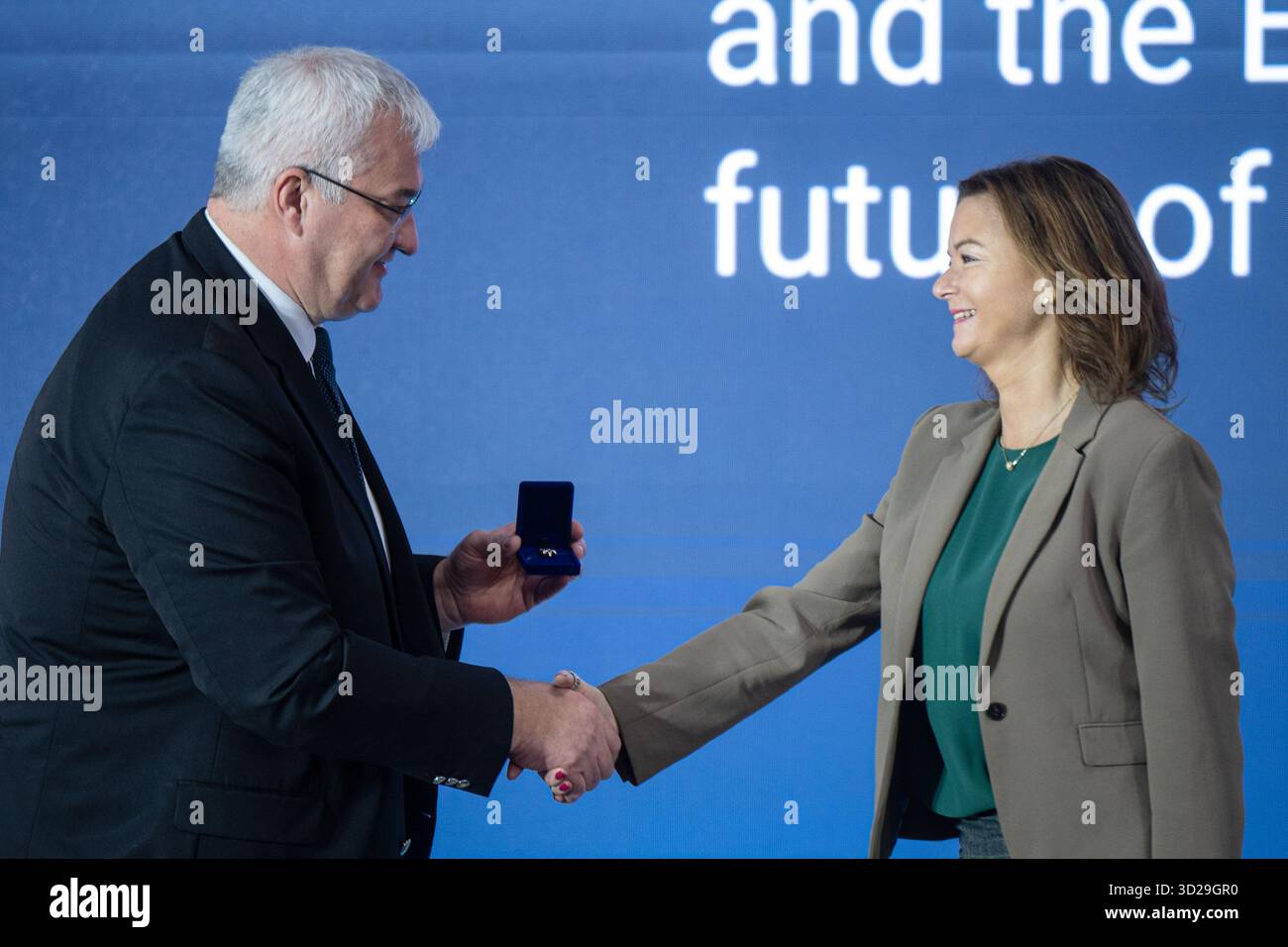 Der ukrainische Außenminister Andrii Sybiha und der stellvertretende Premierminister und Minister für auswärtige und europäische Angelegenheiten der Republik Slowenien Tanja Fajon schütteln die Hände bei der Eröffnung der internationalen Konferenz „Resilienz und europäische Zukunft der Region Sumy“, die organisiert wurde, um Möglichkeiten zur Stärkung der Resilienz der ukrainischen Grenzregionen während des Krieges und der Erholung nach dem Krieg in Kiew, Ukraine, am 30. Oktober 2025 zu erörtern (Foto: Danylo Antoniuk/Ukrinform) Stockfoto