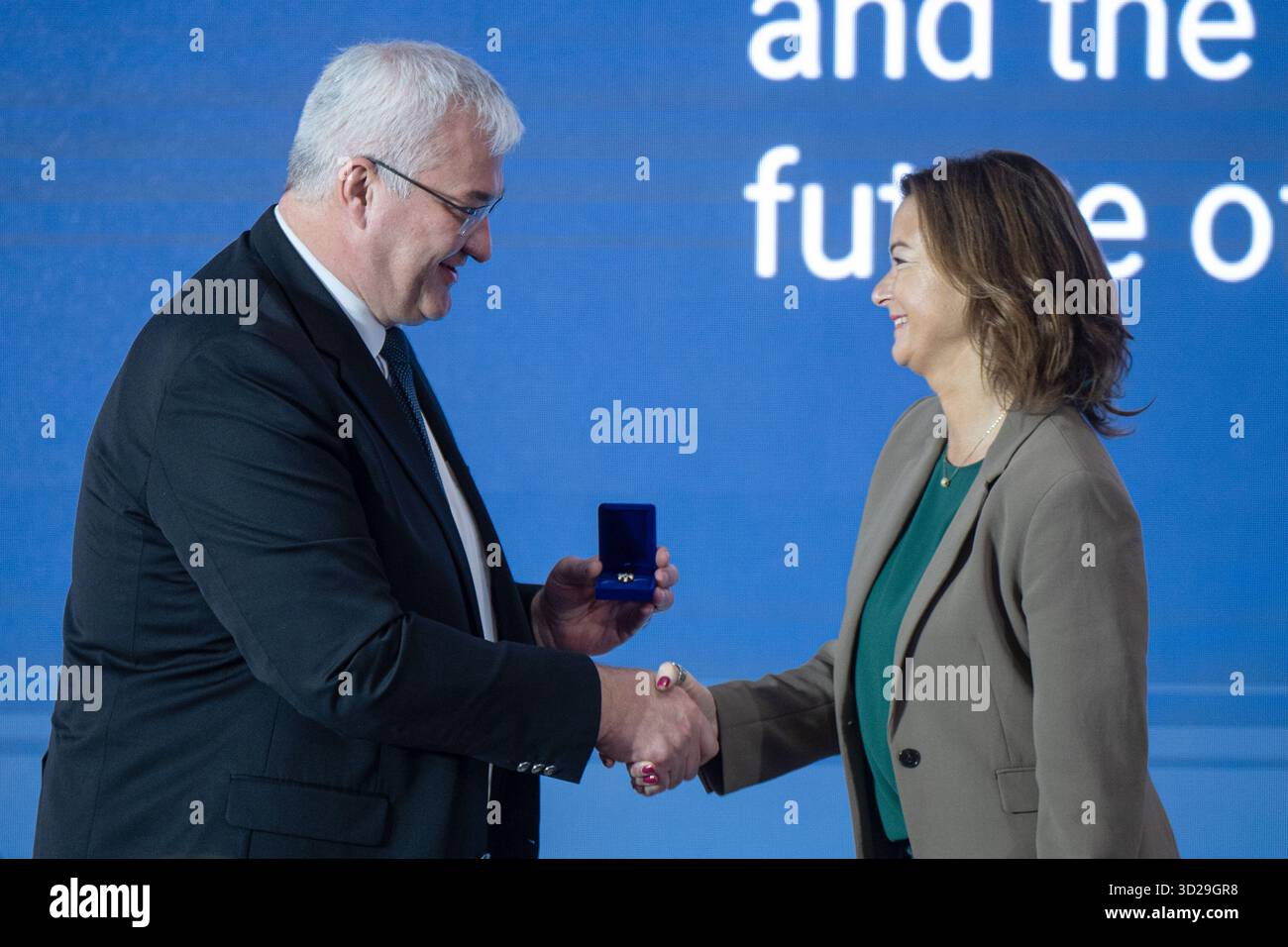 Der ukrainische Außenminister Andrii Sybiha und der stellvertretende Premierminister und Minister für auswärtige und europäische Angelegenheiten der Republik Slowenien Tanja Fajon schütteln die Hände bei der Eröffnung der internationalen Konferenz „Resilienz und europäische Zukunft der Region Sumy“, die organisiert wurde, um Möglichkeiten zur Stärkung der Resilienz der ukrainischen Grenzregionen während des Krieges und der Erholung nach dem Krieg in Kiew, Ukraine, am 30. Oktober 2025 zu erörtern (Foto: Danylo Antoniuk/Ukrinform) Stockfoto