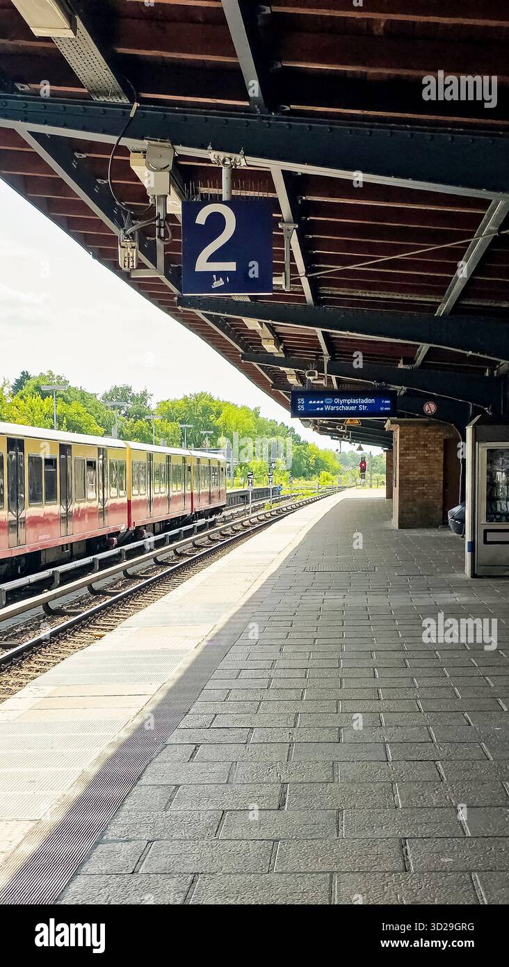 Berlin, Deutschland - 11. Juni 2025: Bahnsteig mit Schild Nummer zwei, auf dem sich der Zug nähert. - Smartphone-aufgenommenes Stockfoto