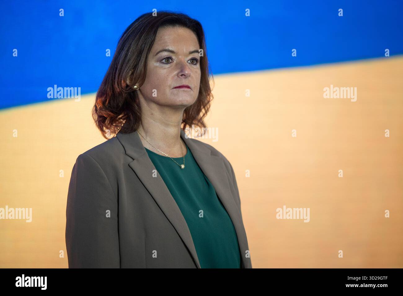 Die stellvertretende Premierministerin und Ministerin für auswärtige und europäische Angelegenheiten der Republik Slowenien Tanja Fajon nimmt am 30. Oktober 2025 an der Eröffnung der internationalen Konferenz „Resilienz und europäische Zukunft der Region Sumy“ Teil, die organisiert wurde, um Möglichkeiten zur Stärkung der Resilienz der Grenzregionen der Ukraine während des Krieges und der Erholung nach dem Krieg in Kiew, Ukraine, zu erörtern (Foto: Danylo Antoniuk/Ukrinform) Stockfoto