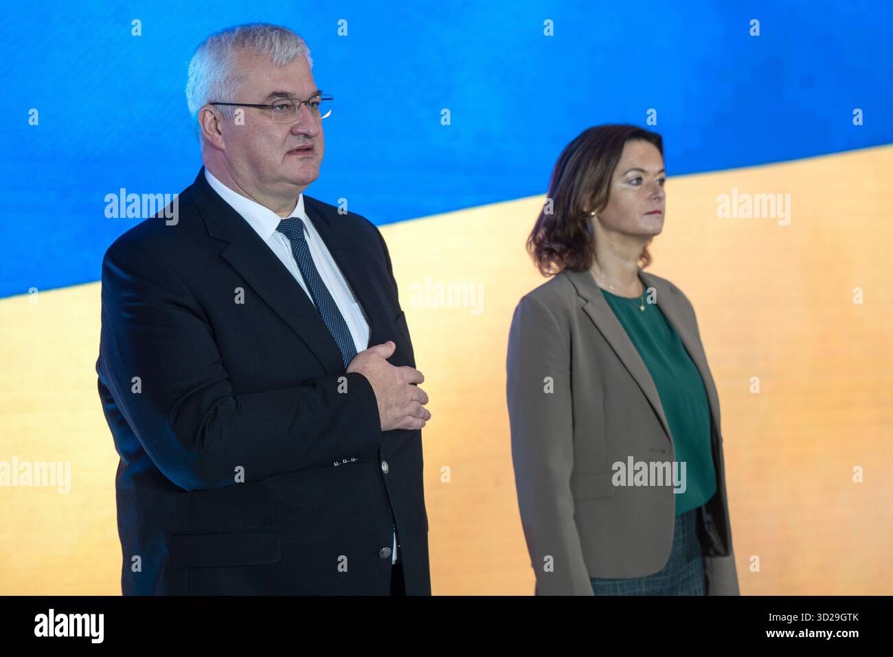 Der Minister für auswärtige Angelegenheiten der Ukraine Andrii Sybiha und der stellvertretende Premierminister und Minister für auswärtige und europäische Angelegenheiten der Republik Slowenien Tanja Fajon nahmen am 30. Oktober 2025 an der Eröffnung der internationalen Konferenz „Resilienz und europäische Zukunft der Region Sumy“ teil, die organisiert wurde, um Möglichkeiten zur Stärkung der Resilienz der Grenzregionen der Ukraine während des Krieges und des Wiederaufbaus nach dem Krieg in Kiew, Ukraine, Ukraine, zu erörtern (Foto: Danylo Antoniuk/Ukrinform) Stockfoto