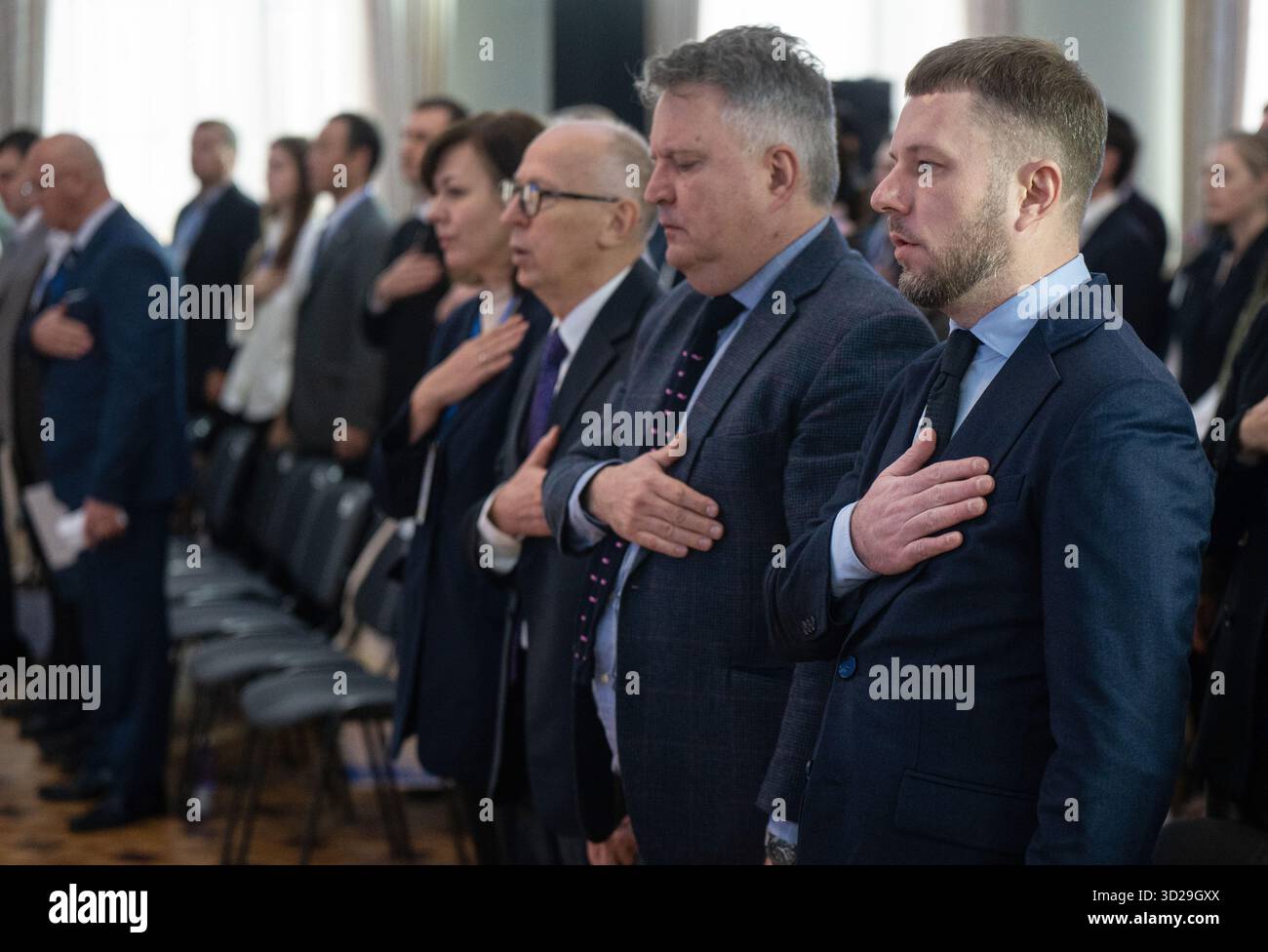 Der stellvertretende Minister für die Entwicklung der Gemeinschaften und Gebiete der Ukraine Oleksii Riabykin und der erste stellvertretende Minister für auswärtige Angelegenheiten der Ukraine Serhii Kyslytsia (R-L) nahmen am 30. Oktober 2025 an der Eröffnung der internationalen Konferenz „Resilienz und die europäische Zukunft der Region Sumy“ teil, die organisiert wurde, um Möglichkeiten zur Stärkung der Widerstandsfähigkeit der Grenzregionen der Ukraine während des Krieges und des Wiederaufbaus der Nachkriegszeit in Kiew, Ukraine, Ukraine, zu erörtern (Foto: Danylo Antoniuk/Ukrinform) Stockfoto