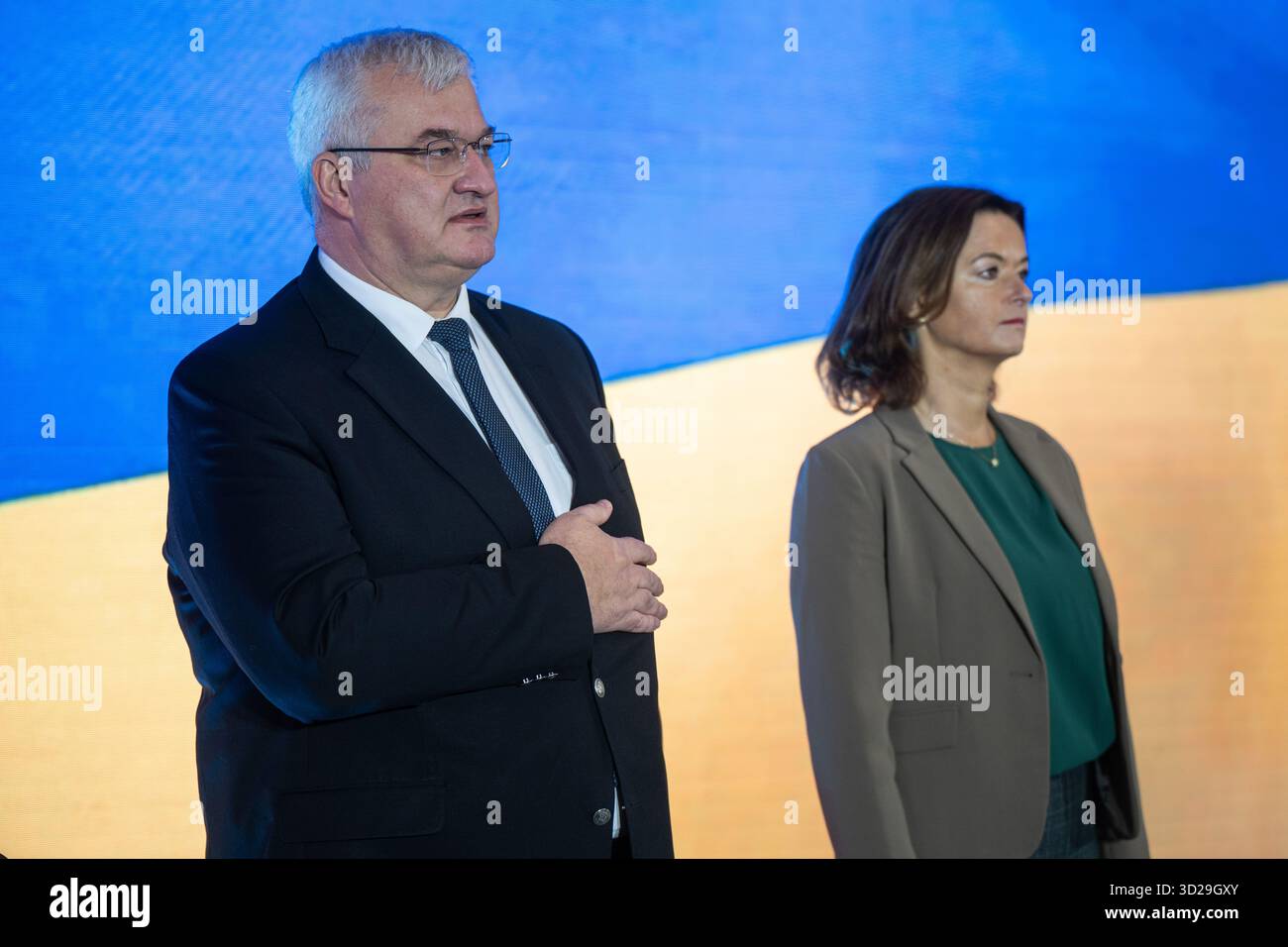 Der Minister für auswärtige Angelegenheiten der Ukraine Andrii Sybiha und der stellvertretende Premierminister und Minister für auswärtige und europäische Angelegenheiten der Republik Slowenien Tanja Fajon nahmen am 30. Oktober 2025 an der Eröffnung der internationalen Konferenz „Resilienz und europäische Zukunft der Region Sumy“ teil, die organisiert wurde, um Möglichkeiten zur Stärkung der Resilienz der Grenzregionen der Ukraine während des Krieges und des Wiederaufbaus nach dem Krieg in Kiew, Ukraine, Ukraine, zu erörtern (Foto: Danylo Antoniuk/Ukrinform) Stockfoto