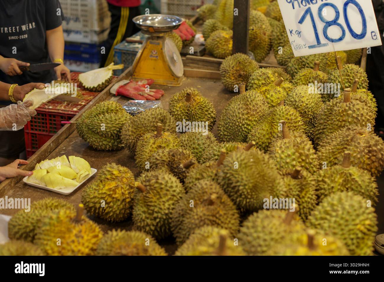 Viele Monthong Durianer auf dem Chiang Mai Market in Thailand. Thailändische Früchte von Obstplantagen werden auf dem Nachtmarkt verkauft, der bei Chi sehr beliebt ist Stockfoto