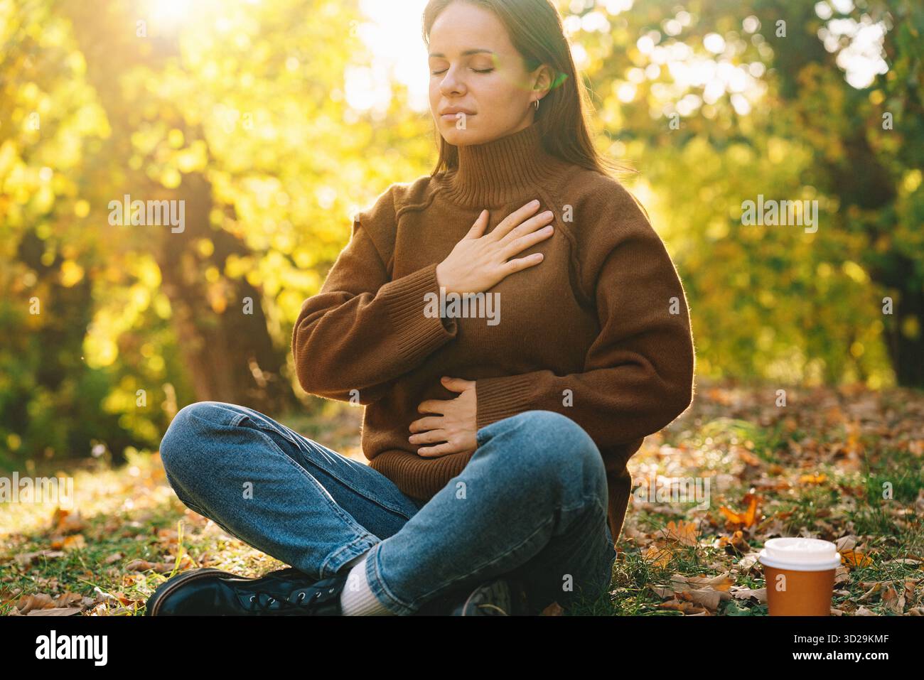 Frau, die während der Meditation im Freien Atemübungen macht. Stockfoto