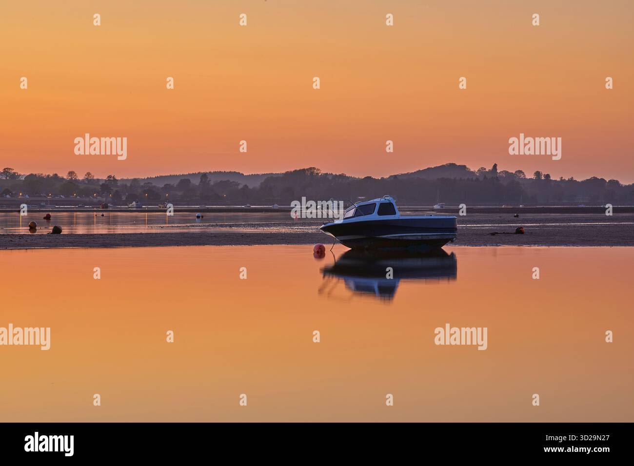 Eine ruhige und friedliche Abenddämmerung bei Ebbe an einer Flussmündung: Der Fluss exe, Exmouth, Devon, Großbritannien. Stockfoto