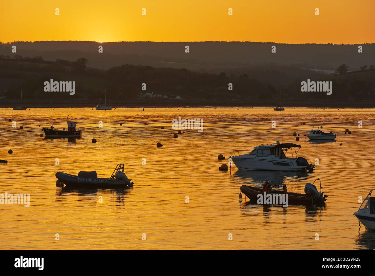 Ein ruhiger und friedlicher Sonnenuntergang bei Ebbe an einer Flussmündung: Der Fluss exe, Exmouth, Devon, Großbritannien. Stockfoto