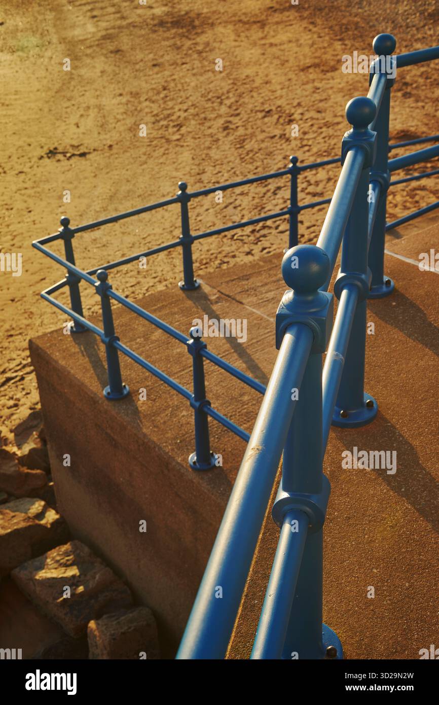 Strandgeländer auf Stufen hinunter zum Sand, in der Mündung des Flusses exe, Exmouth, Devon, Großbritannien. Stockfoto