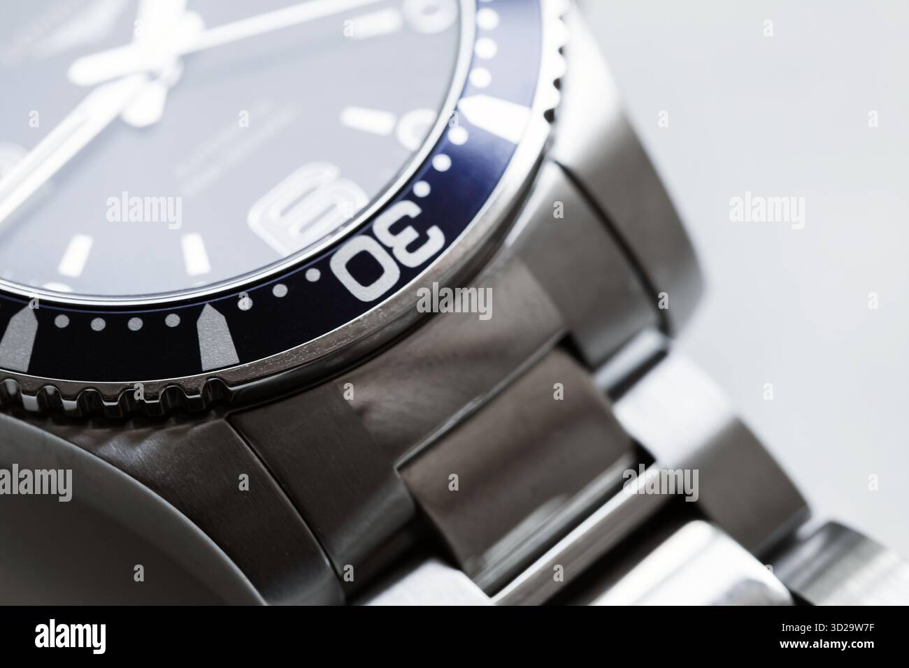 Automatische mechanische Taucherarmbanduhr im Metallgehäuse mit tiefblauem Deal und rotierender Keramiklünette. Nahaufnahme mit selektivem Weichfokus Stockfoto