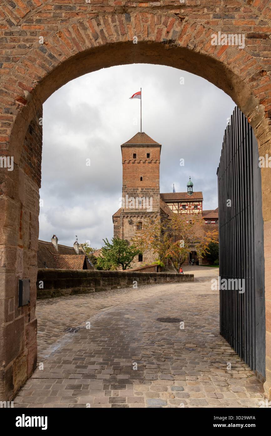 Nürnberg, Deutschland - 9. Oktober 2025: Blick auf das Reichsschloss Nürnberg Haupttor in der historischen Altstadt Stockfoto