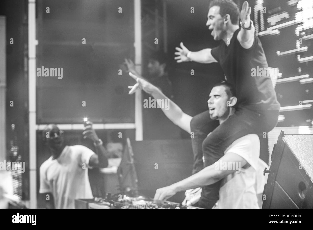 NUR EDITORIAL und NACHRICHTEN, seltener Moment in der Geschichte von edm Festivals: Joint DJ Back to Back Performance von edm Dance Musik DJ Hardwell (oben, The Person Stockfoto