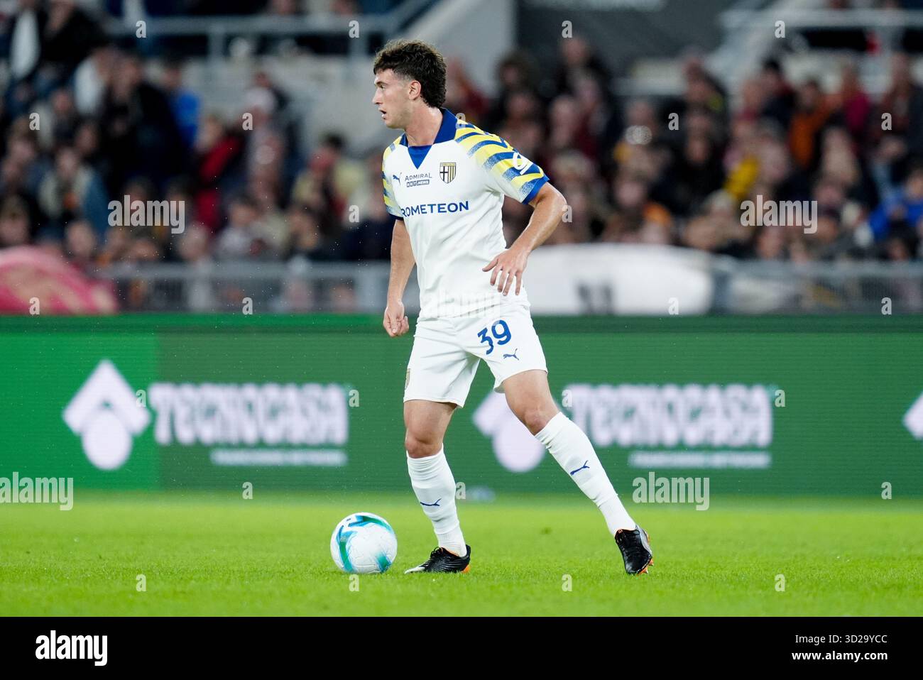 Rom, Italien. Oktober 2025. Alessandro Circati von Parma Calcio 1913 in Aktion während des Spiels Der Serie A Enilive zwischen AS Roma und Parma Calcio1913 im Stadio Olimpico am 29. Oktober 2025 in Rom. Quelle: Giuseppe Maffia/Alamy Live News Stockfoto