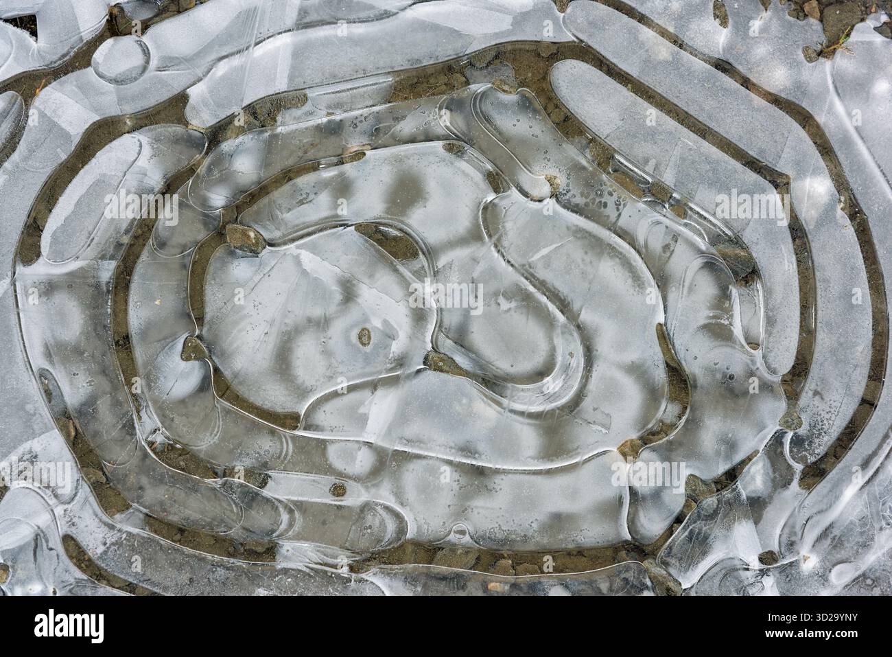 Auf der Oberfläche sind komplizierte Eismuster sichtbar, die einzigartige Formen und Texturen zeigen. Dieses Naturkunstwerk entsteht während der kalten Wintermonate in der Nähe von A Stockfoto