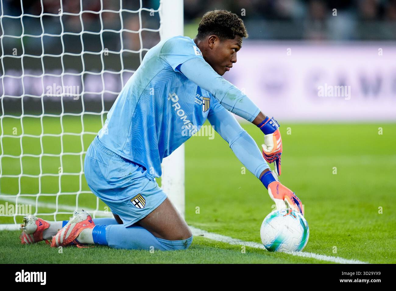 Rom, Italien. Oktober 2025. Zion Suzuki von Parma Calcio 1913 während des Spiels der Serie A Enilive zwischen AS Roma und Parma Calcio1913 im Stadio Olimpico am 29. Oktober 2025 in Rom. Quelle: Giuseppe Maffia/Alamy Live News Stockfoto