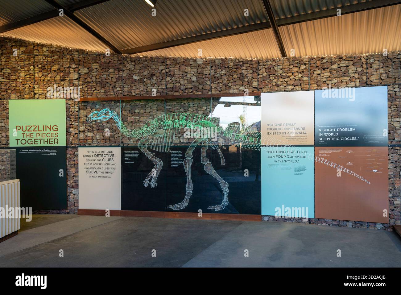 Inneres des Muttaburrasaurus Interpretive Centre mit Informationstafeln und fossilen Knochen, Muttaburra, Queensland, Australien Stockfoto