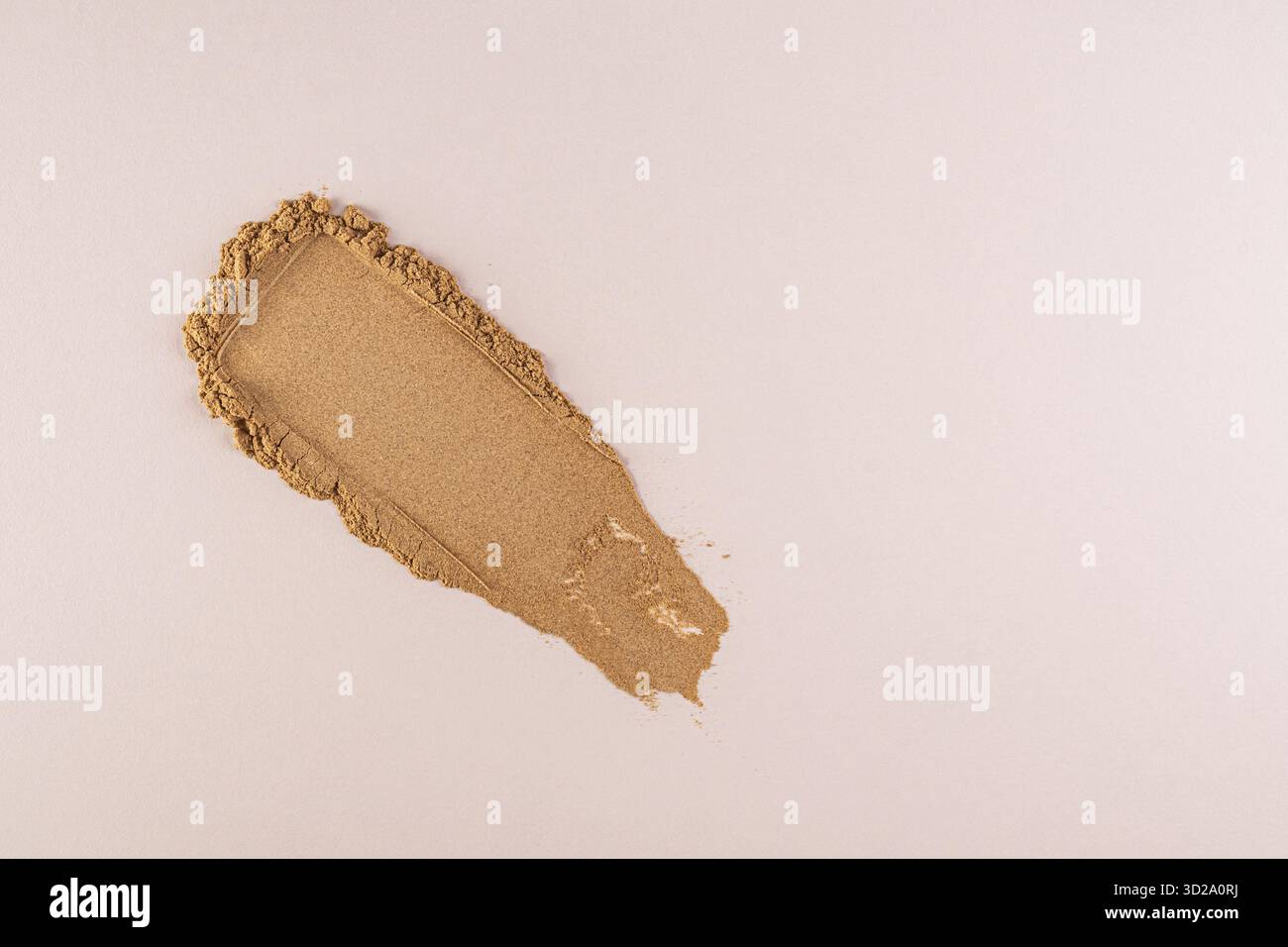 Bronzefarbenes kosmetisches Pudermuster für gebräunte und dunkle Haut. Weiche, empfindliche Pulverstruktur. Ein Kopierbereich. Kosmetische Vorlage. Draufsicht Stockfoto