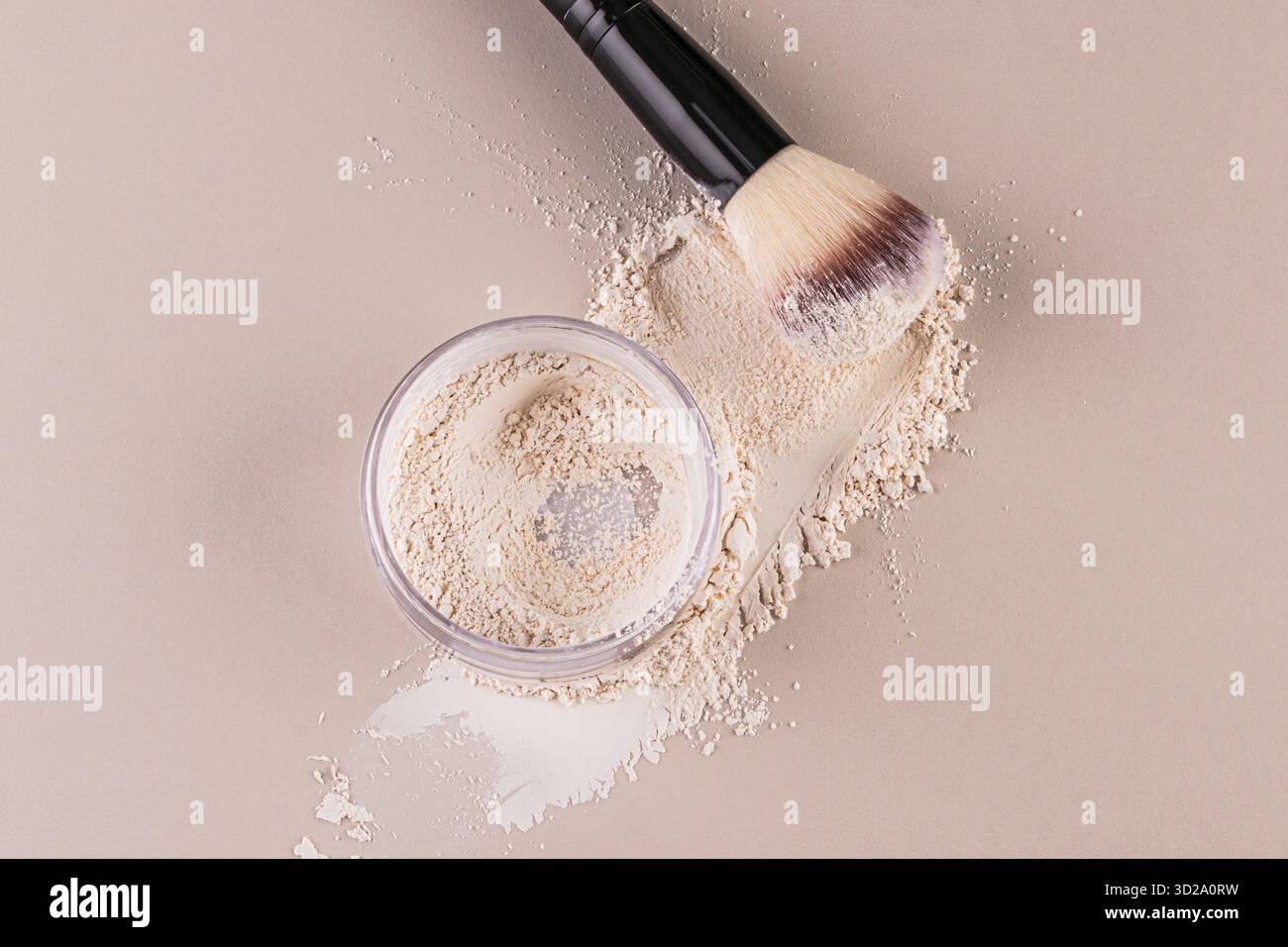 Glasgefäß mit losem Pulver, Farbtupfer und Make-up-Pinsel, Pulver auf das Gesicht auf beigem Hintergrund auftragen. Konzept der Kosmetik, Make-up. Draufsicht Stockfoto